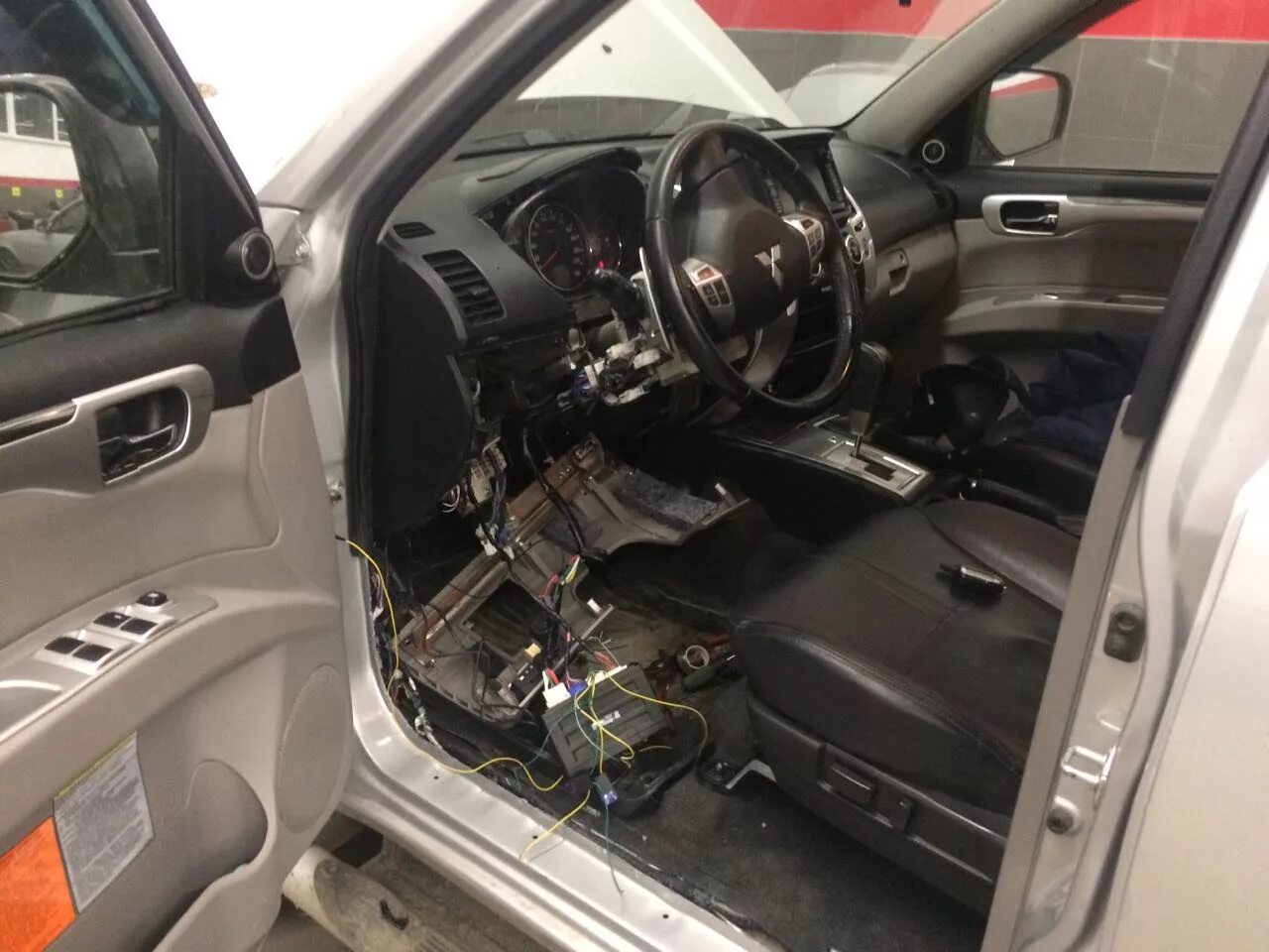Обучение установки сигнализации. Установка сигнализации с автозапуском. обучение установки сигнализации на авто. установка сигнализации в смоленске на авто.