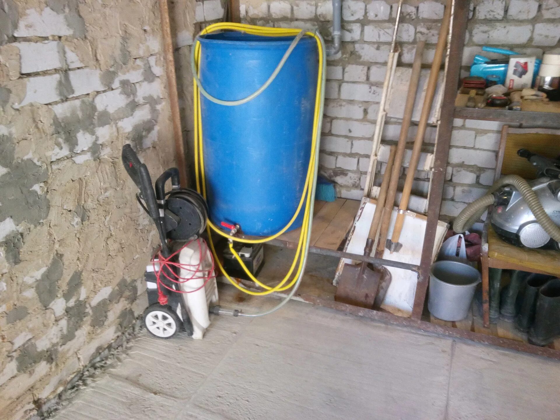 Керхер в гараже без водопровода с баком для воды. Мойка Керхер с забором воды из бочки. Емкость для воды в гараж. Бак для воды в гараж.