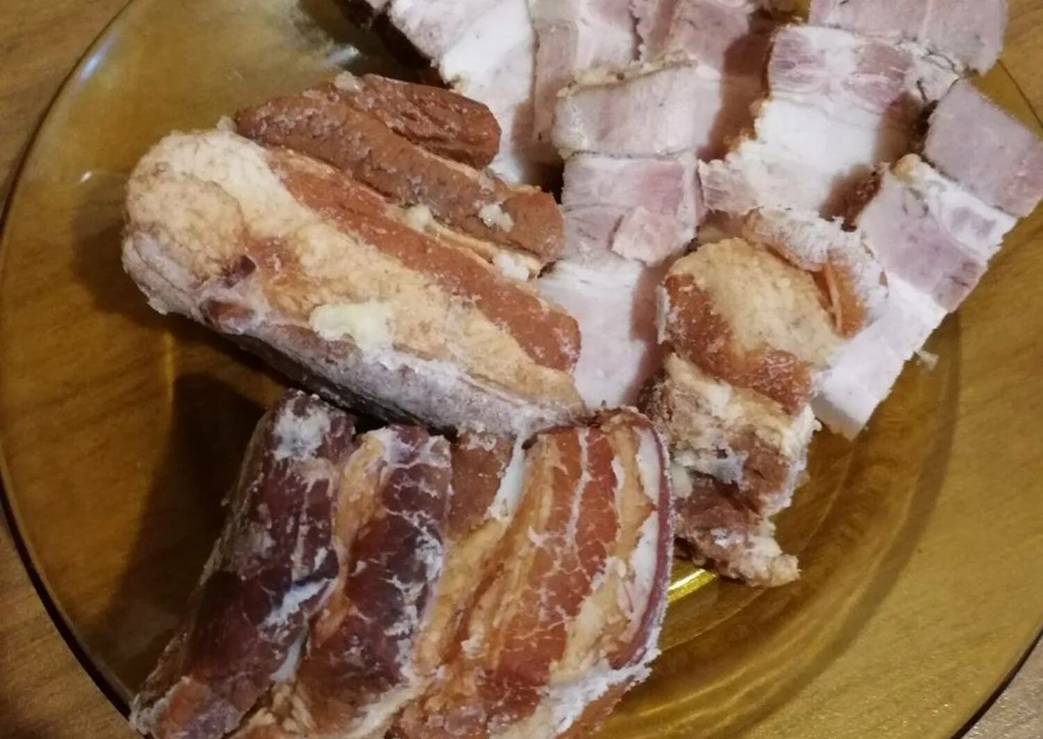 Как в шелухе сделать грудинку. Грудинка вареная в луковой шелухе. Сало грудинка в луковой шелухе. Вкусная грудинка в домашних условиях в луковой шелухе. Грудинка вареная в луковой шелухе.