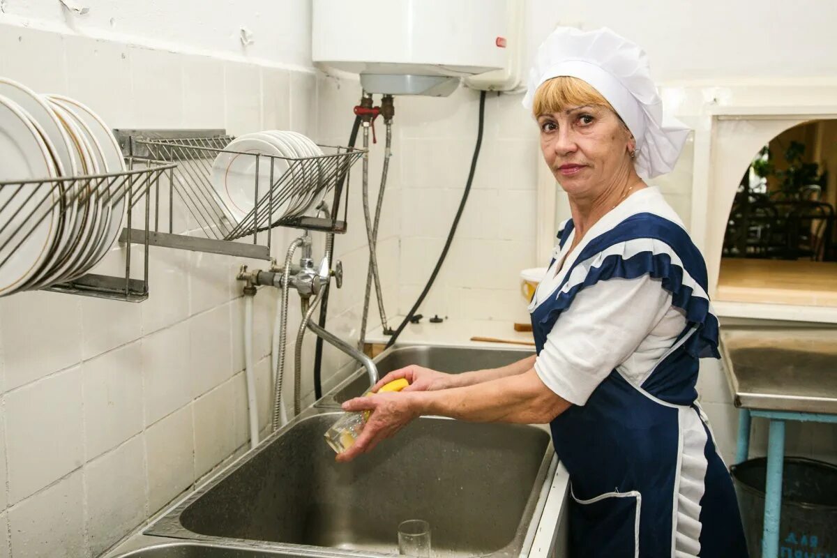 Ищу работу мойщик. Кухонный работник. кухонный рабочий. мойщик столовой посуды. мойщик посуды в ресторане.