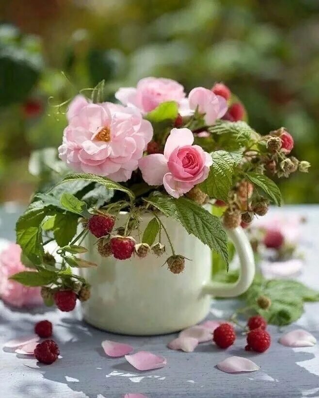 Чудесного летнего утра. Доброе утро цветы красивые. Прекрасного дня цветочки. Доброе утро весна цветы. Цветы в вазе открытка.