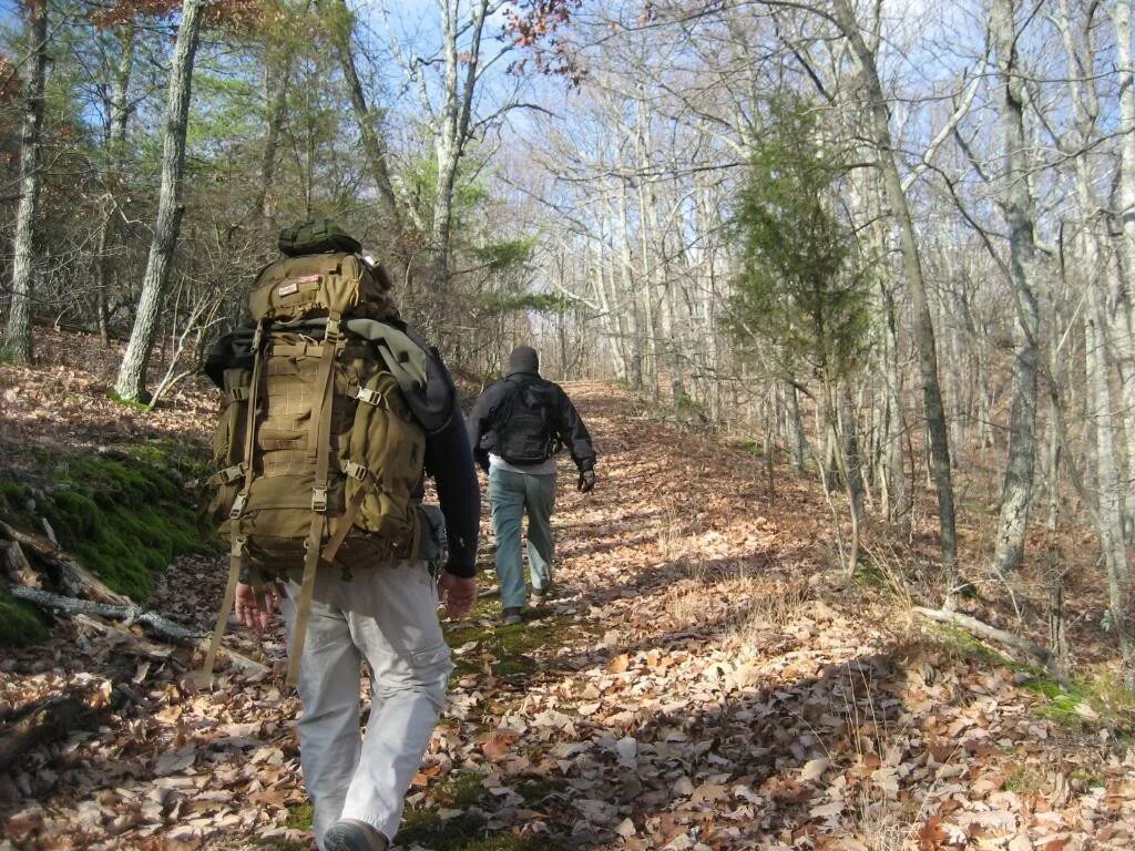 бомж тележка выживальщика. дорога фильм 2009 кадры. рюкзак для выживания в постапокалипсисе. путь выживальщика раненый. путь выживальщика раненый.