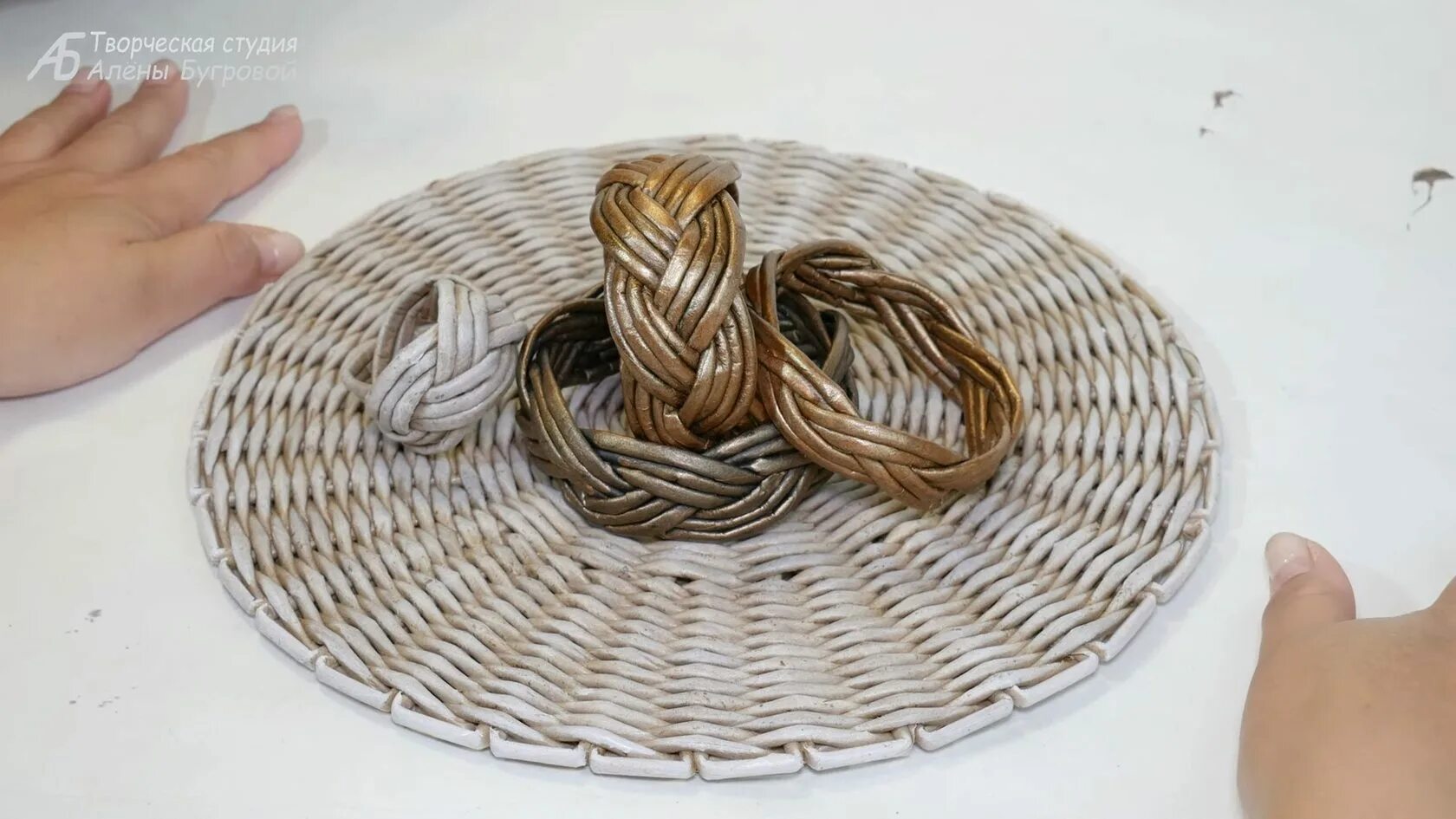 плетение из бумажной лозы алена бугрова. обратная верёвочка из 3 трубочек из газетных трубочек. татьяна юрова плетение из газетных трубочек. плетёная журнальница. корзинка плетеная.