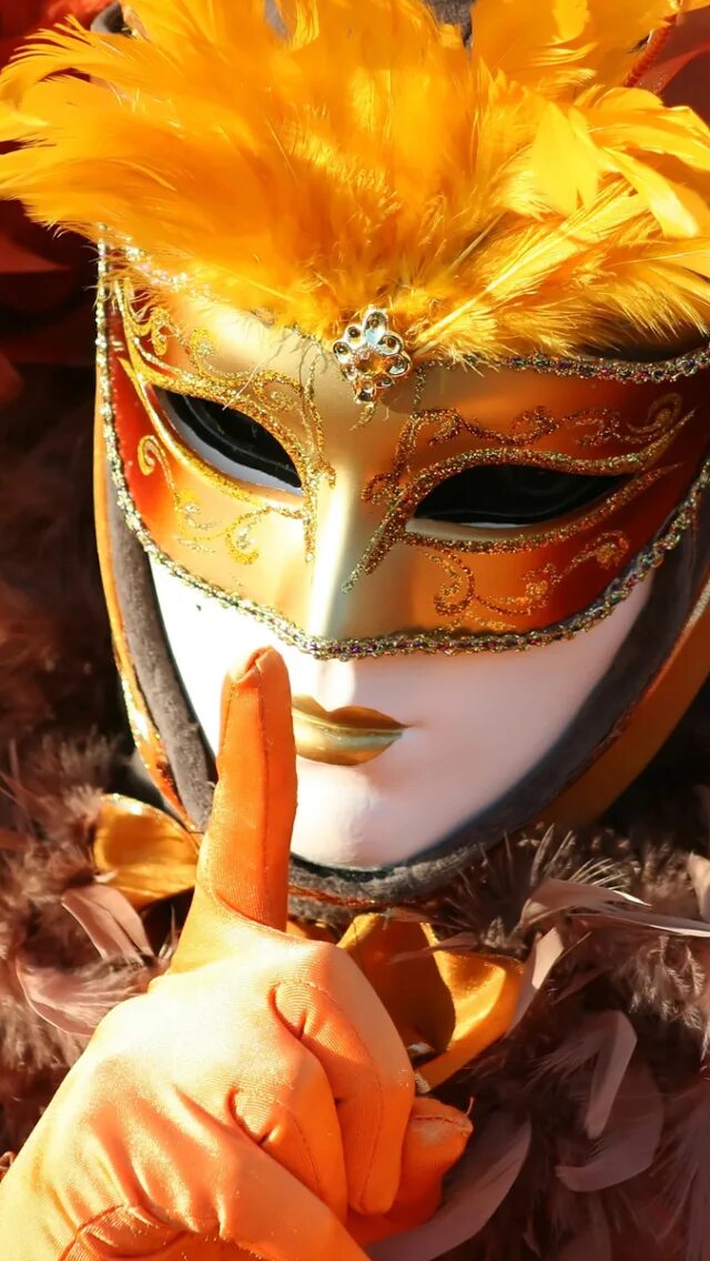 Маска. Карнавал. Венецианская маска в оранжевых тонах. Чел в маске. Маска по цвету