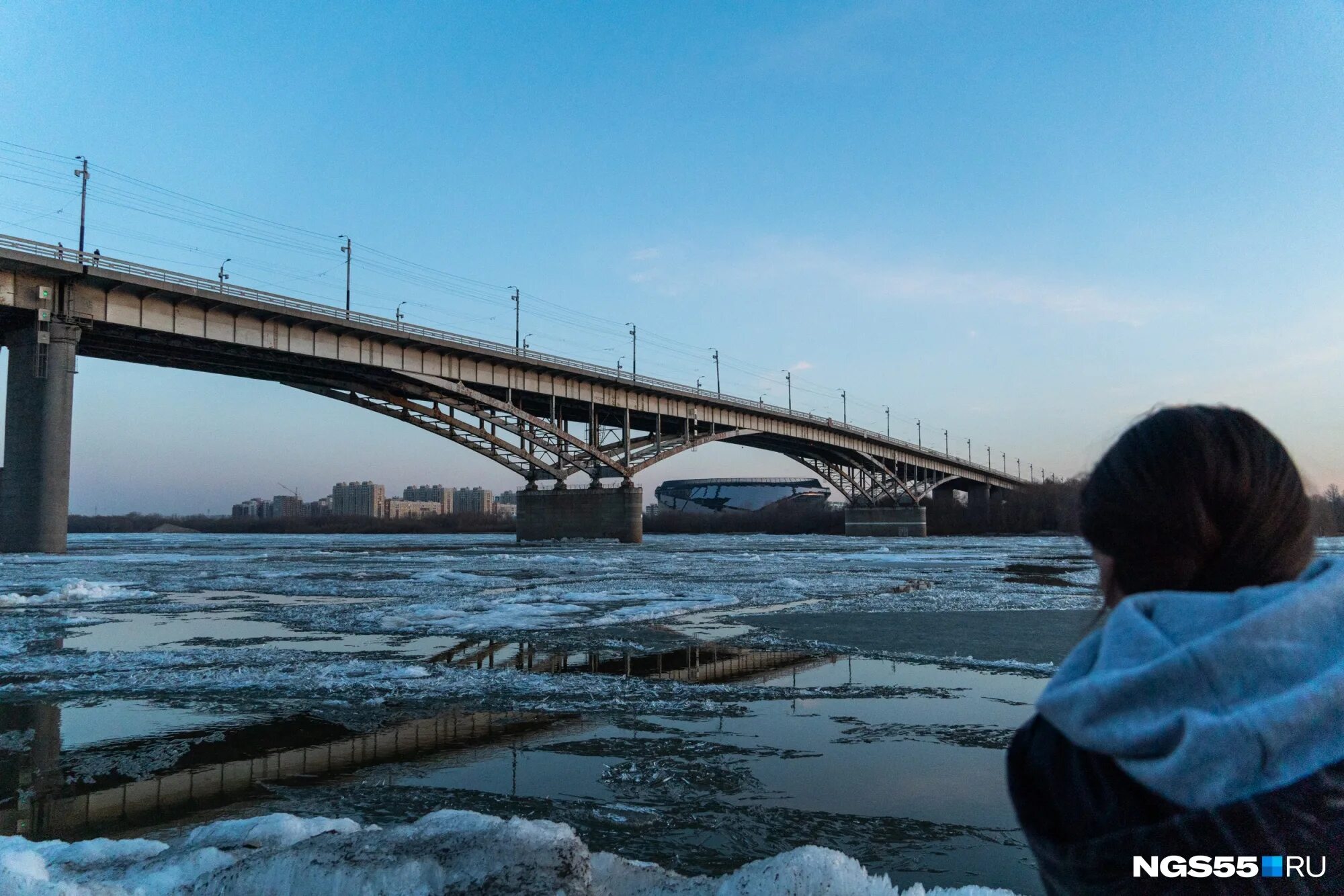 Река Иртыш Тобольск. Иртыш весной Тобольск. Иртыш Омск река ледоход. Мост через Иртыш в Тобольске.