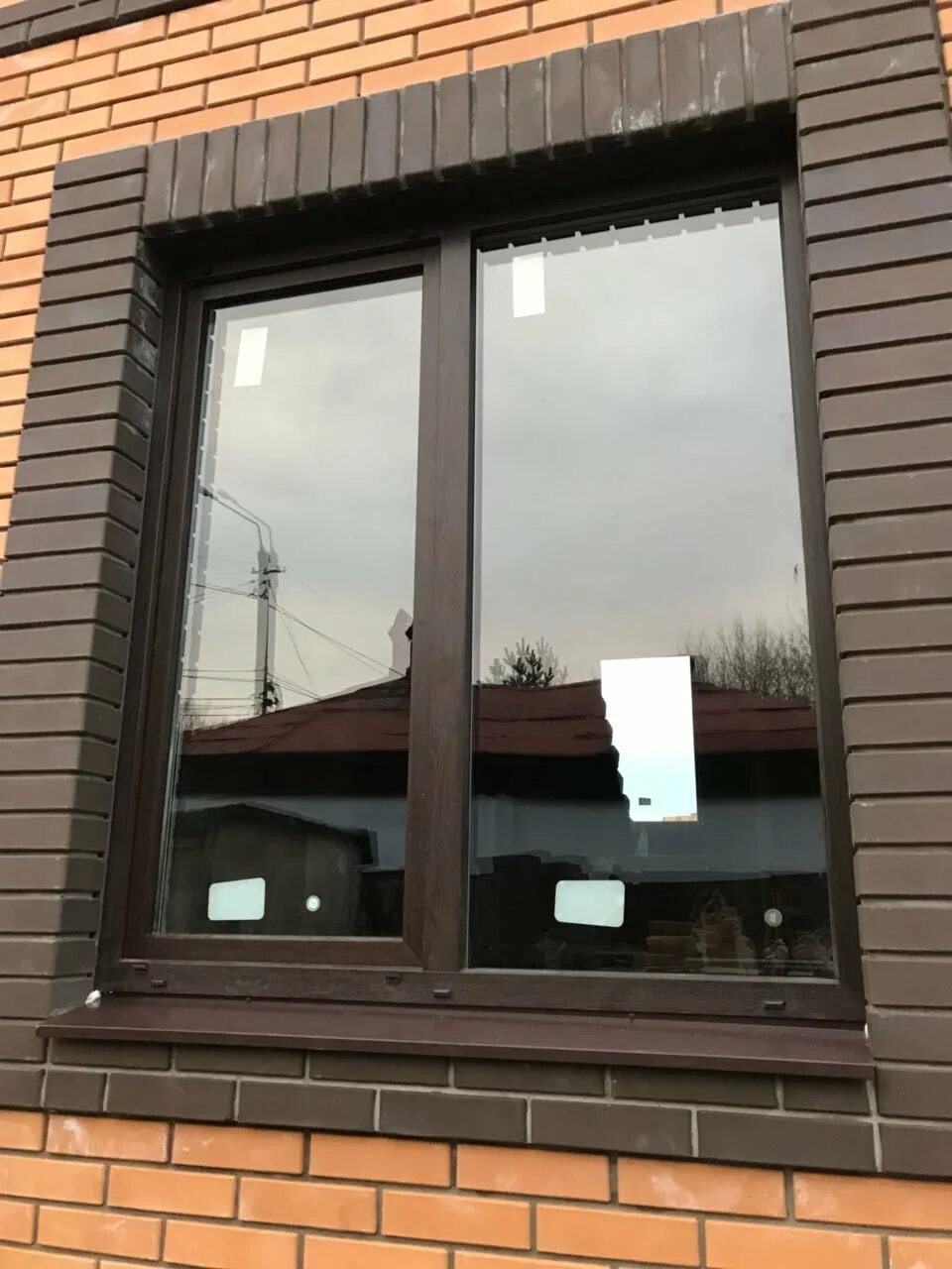 Темные пластиковые окна. Темно коричневые окна. Темно коричневые окна. Пластиковые окна с раскладкой. Коричневые окна с золотыми шпросами.