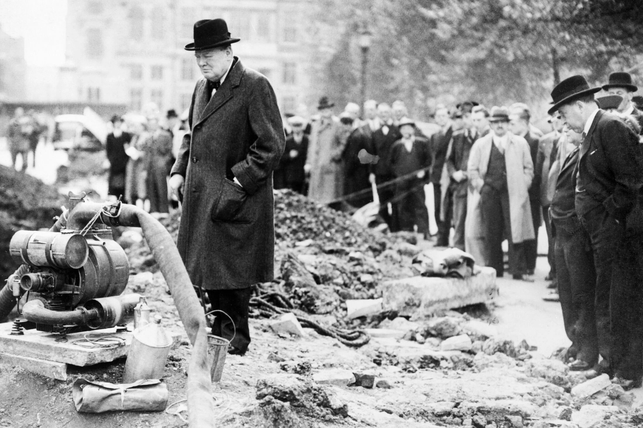 2 мировая черчилля. Уинстон Черчилль 1940 Лондон. Бомбардировка Лондона 1940. Черчилль в разбомбленном Лондоне. Бомбежка Лондона в 1940.