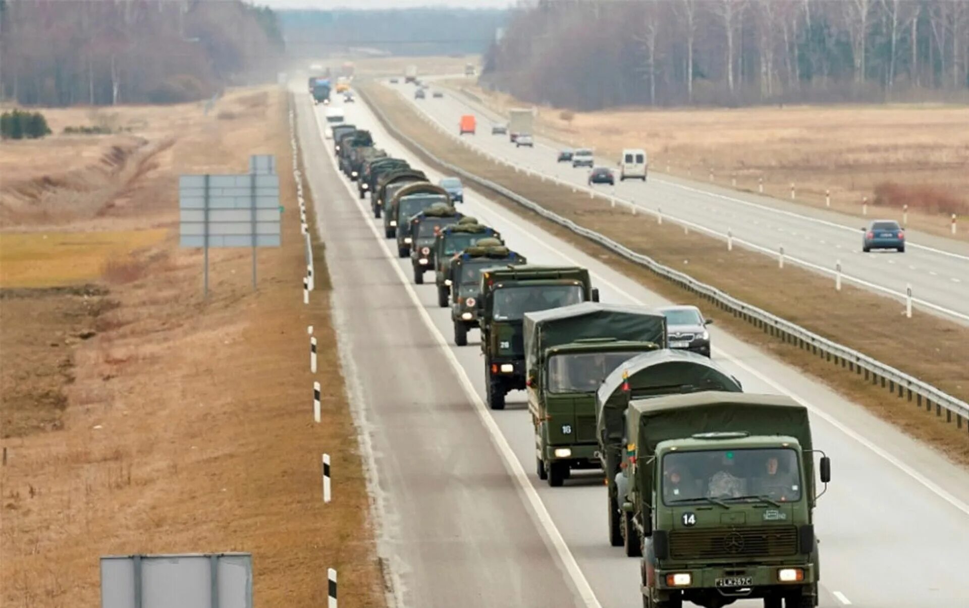 Военные перекрывают дороги. Колонна военной техники. Российская Военная колонна. Колонна военных грузовиков. Движение колонны военной техники.