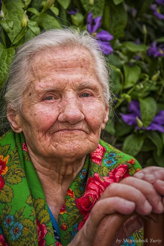 Бабушка фотопортрет. Цветные фотопортреты пожилых людей. Старенькая бабушка. Портрет пожилой женщины.