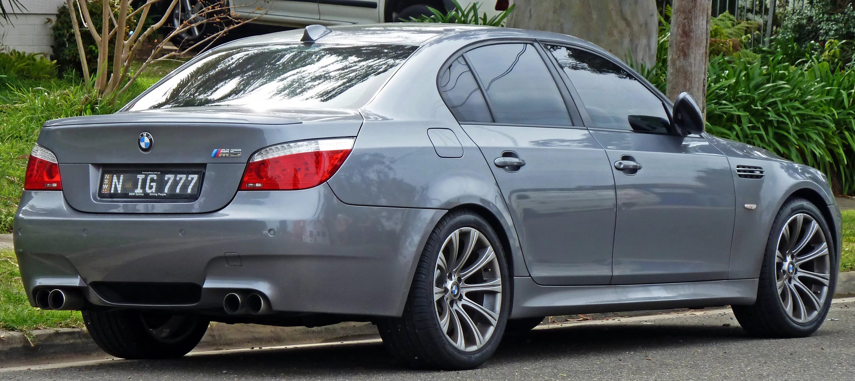 Звук е60. БМВ m5 e60. BMW m5 e60 2010. BMW m5 e60 2007. BMW 5 e60 2010.