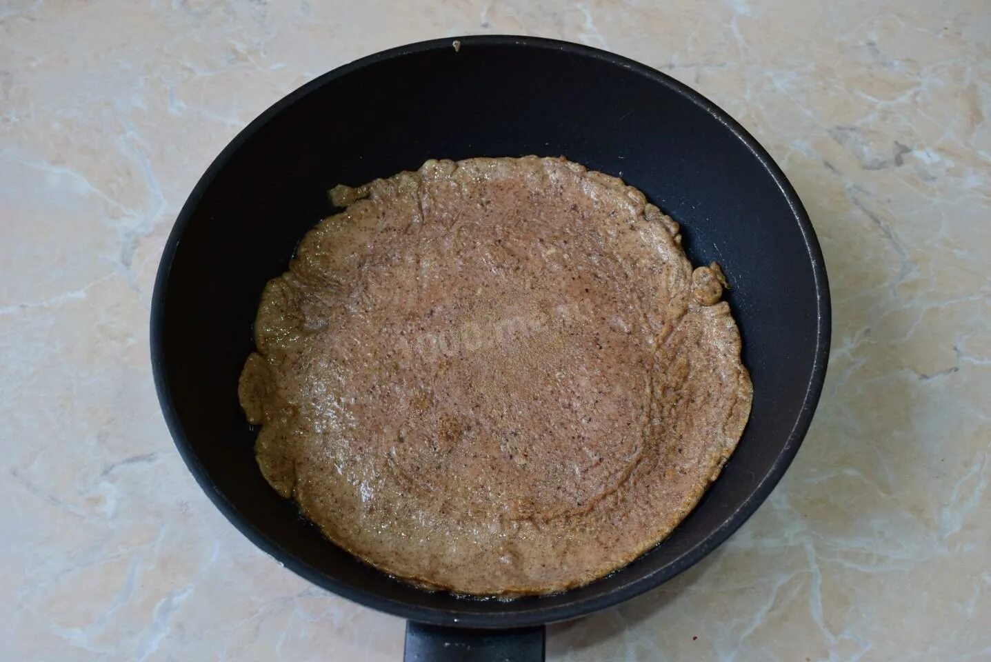 Жареное тесто на сковороде. Блины с сахаром и маслом на сковороде. Маленькие блинчики жареные на сковороде. Блины с мясом на сковороде. Тесто жарить на сковороде в масле