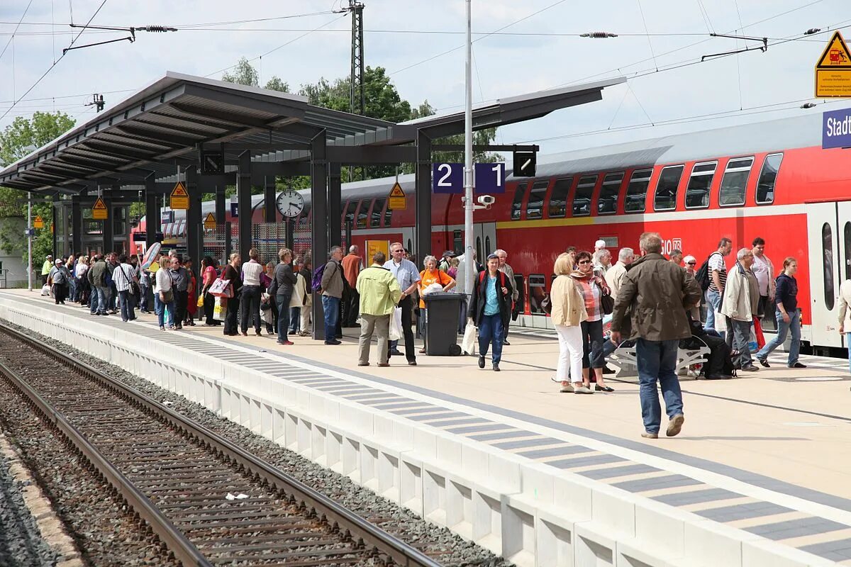 Der bahn. Штадталлендорф германия. bahnhof station. немецкий gleis. bahnhof rauchfreier платформа.