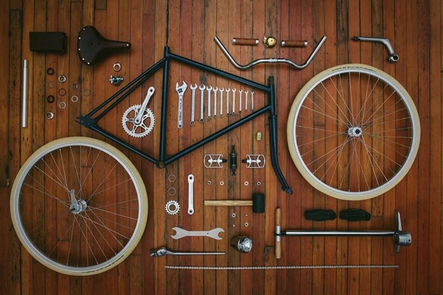 Где отремонтировать велосипед. Мастерская велосипедов. Разобранный велосипед. Сборка велосипеда. Запчасти для старого велосипеда.