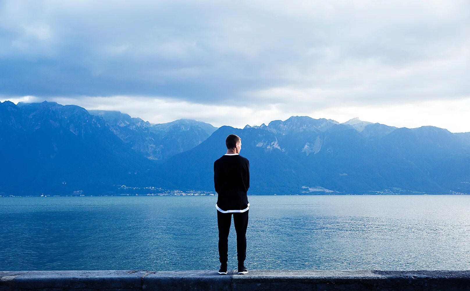 Человек на берегу реки. Тихий спокойный парень. Спокойный человек с закрытыми глазами. Тихий спокойный парень. Человек отдыхает.