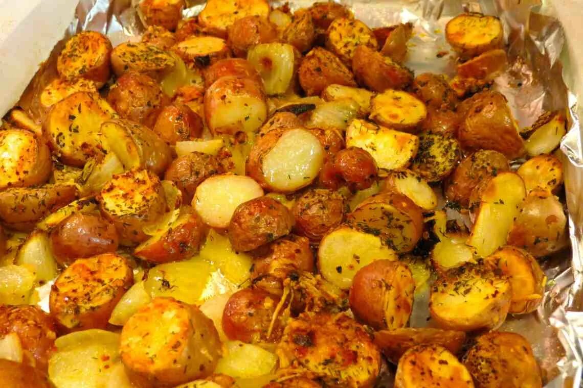Приготовить картошку в духовке вкусно без мяса. Картошка в духовке. Картофель запеченный в духовке. Картошка в духовке запеченная. Картошка запеченная в духовк.
