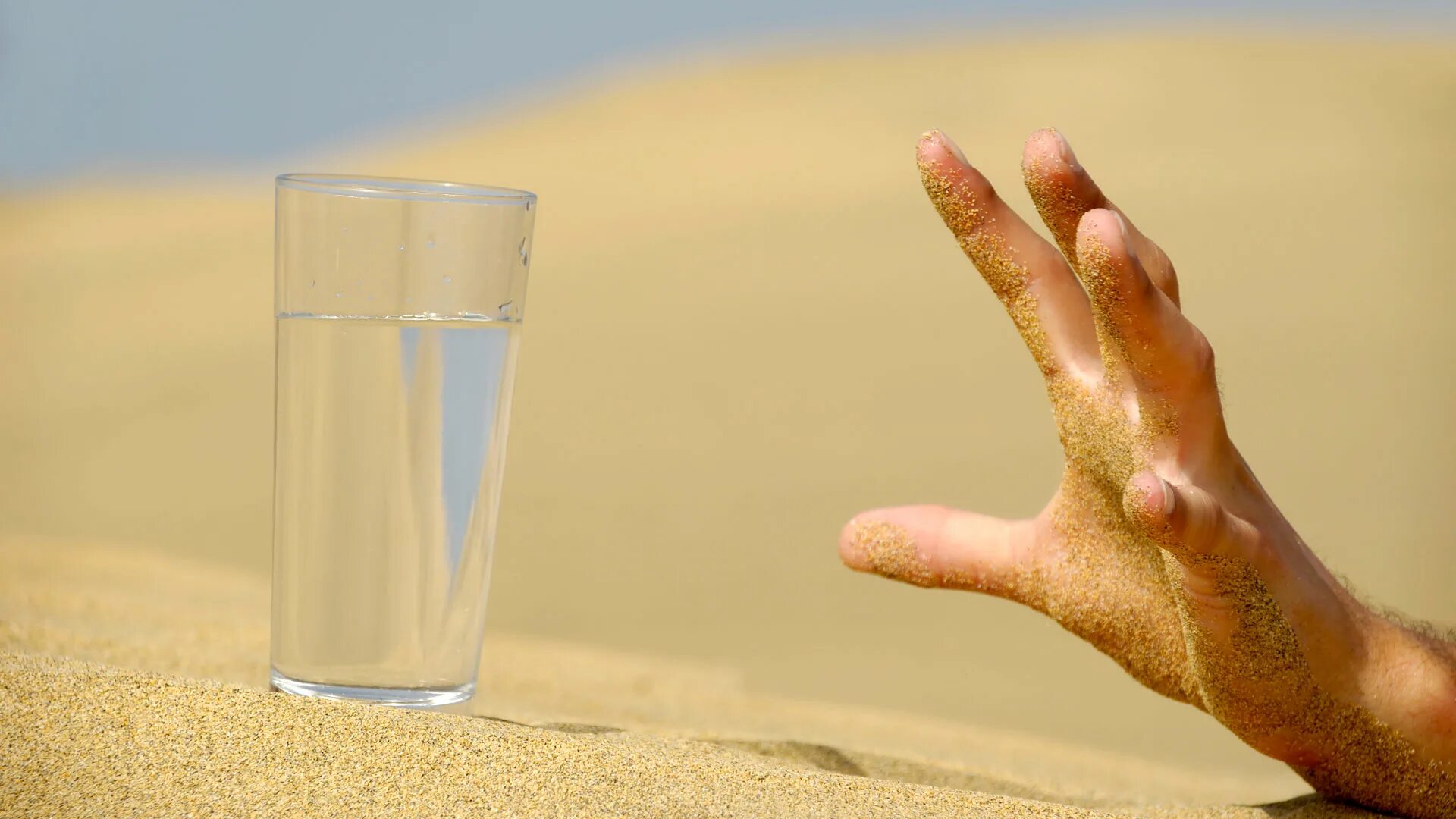 Отсутствие воды и пищи. Жажда воды. Песок и вода. Дефицит воды. Питьевая вода в пустыне.