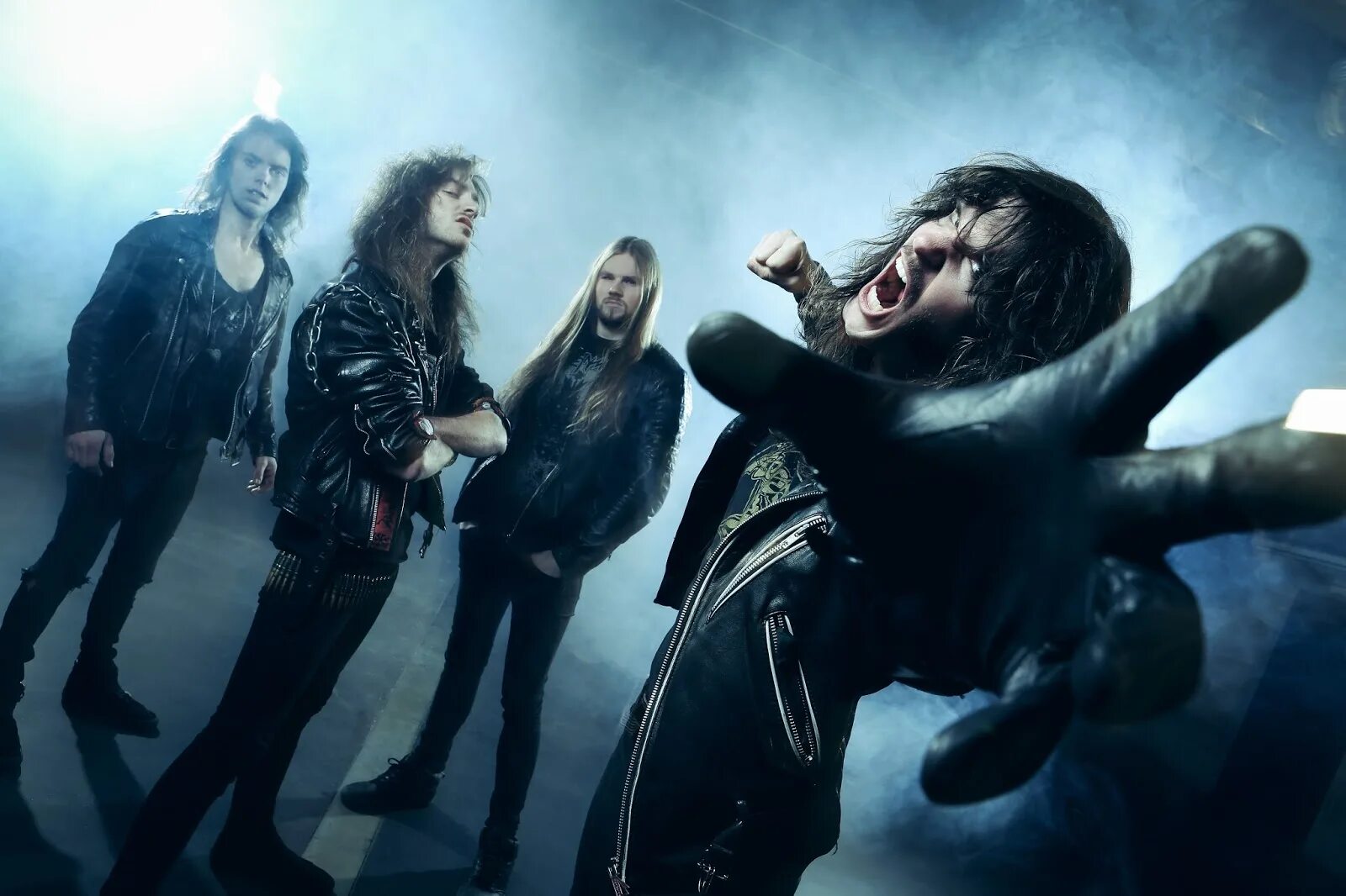 Группа зло. Крис редфилд resident evil 1996. Resident evil 6 leon & helena wallpaper. Крис редфилд resident evil обои. Resident evil.