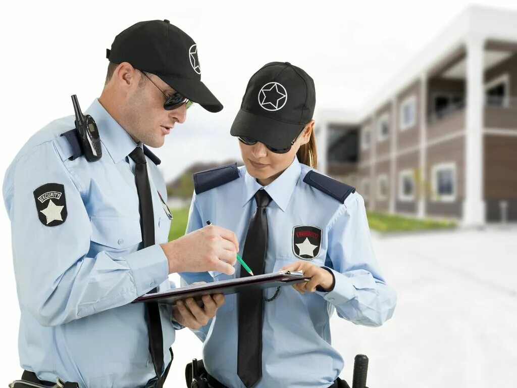 Security companies. Security охрана. Охранник с рацией. Охранник секьюрити. Парень охранник.