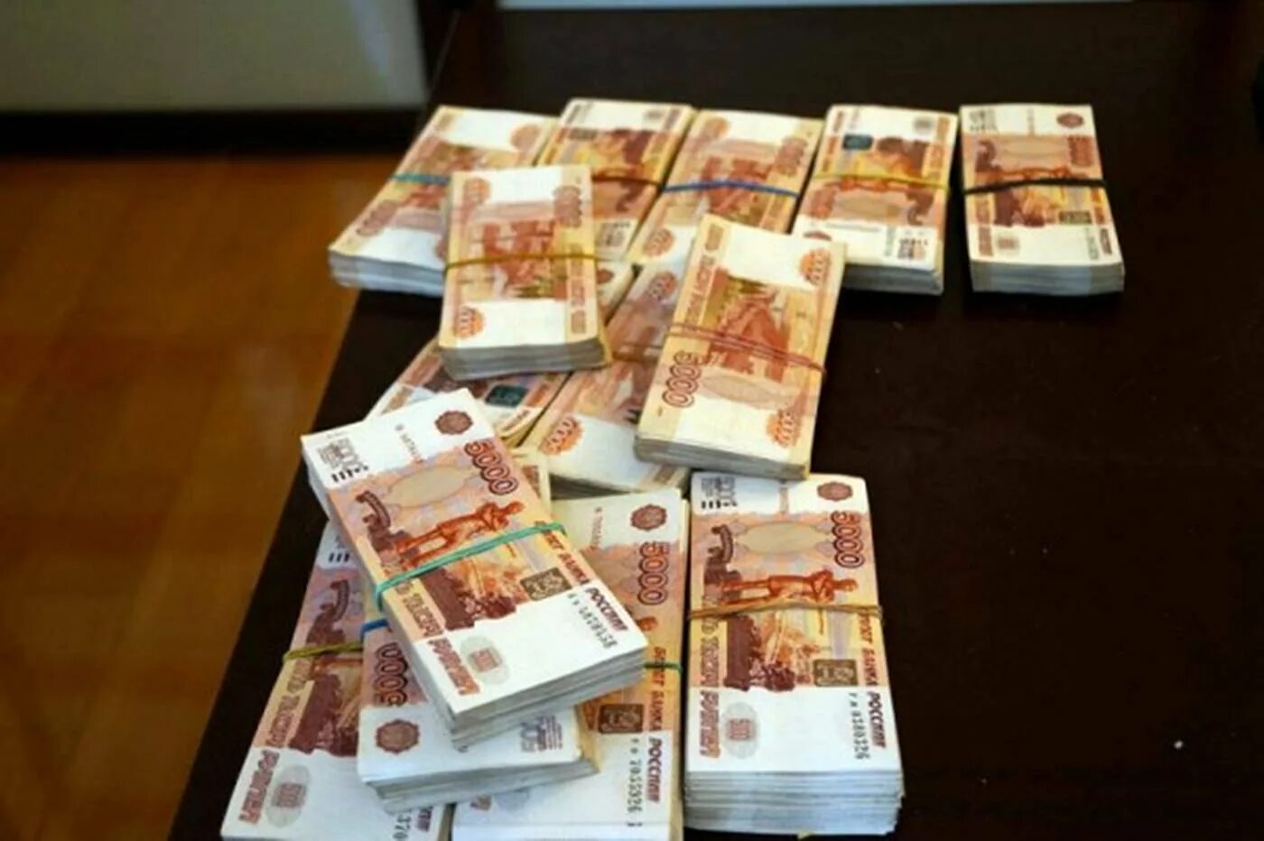 15 деньги. 20 тысяч рублей. 15 деньги. Деньги лежат на столе. Деньги 5000 рублей.