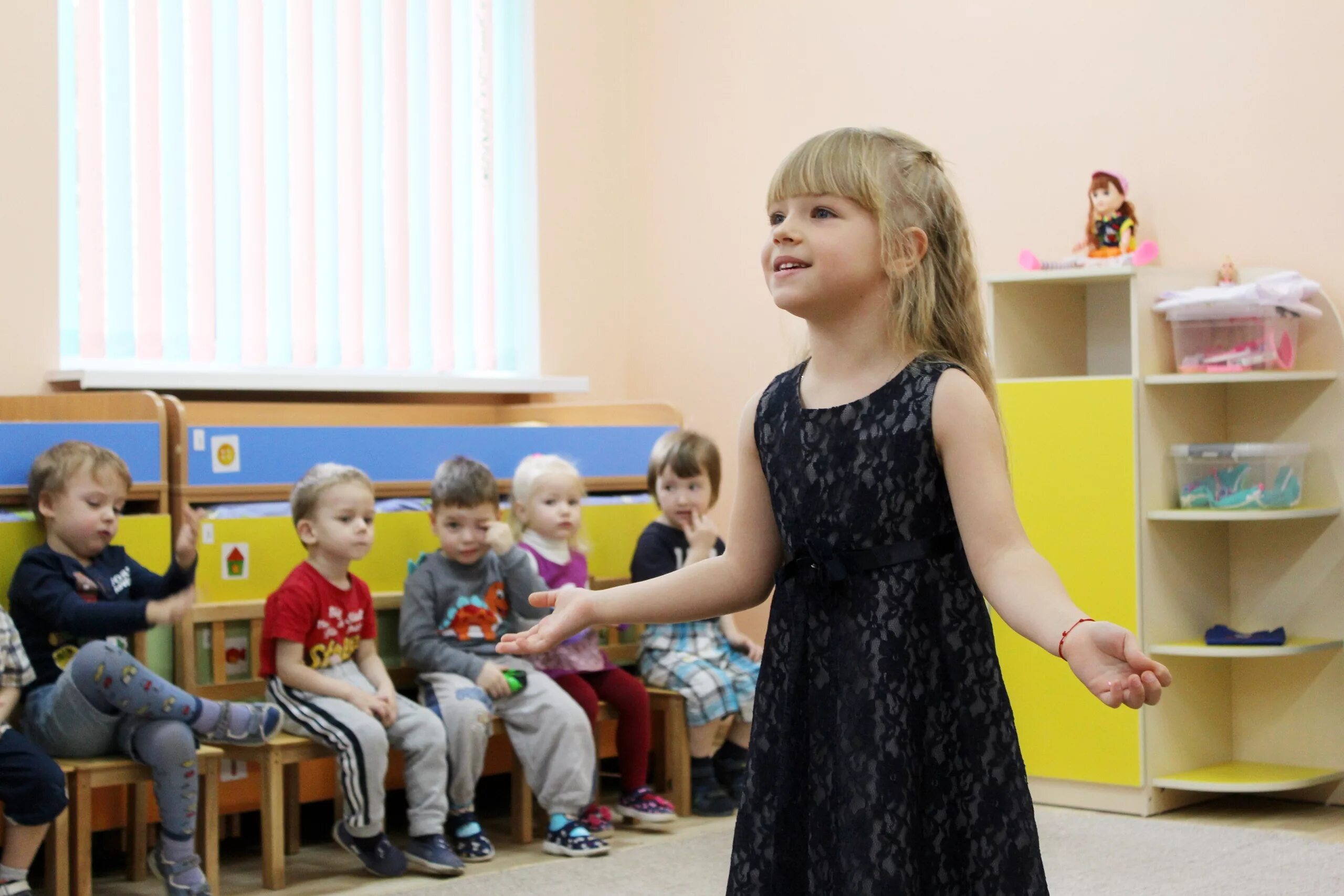 Питательница в детском саде. Саду появляется ребенок с. Ранний детский возраст. Воспитательница с детьми в детском саду. Как я появился на свет катерина януш.