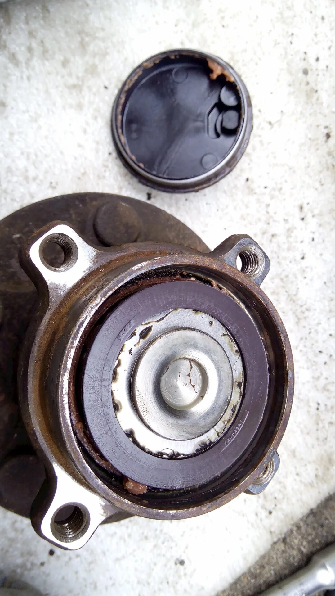 Смазка задней ступицы. Смазка заднего подшипника ступицы toyota vitz. Смазка ступичных подшипников drive2. Смазка для подшипников ступицы ваз 2106. Задняя ступица фф2.