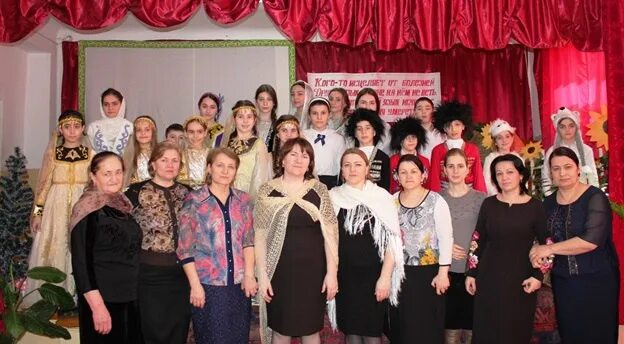 Школа 33 смоленск преподаватели. Школа 37 гимназия махачкала директор. Школа 33 педагоги. Учитель в классе. Педагог начальных классов.