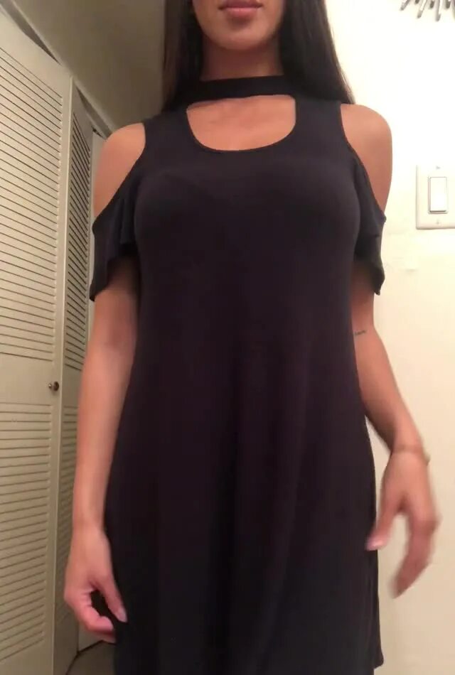 Naughtythrowawayf tittydrop. Девочка снимает платье. Redfox862 face. Tittydrop в платье gifs. Naughtythrowawayf платье.