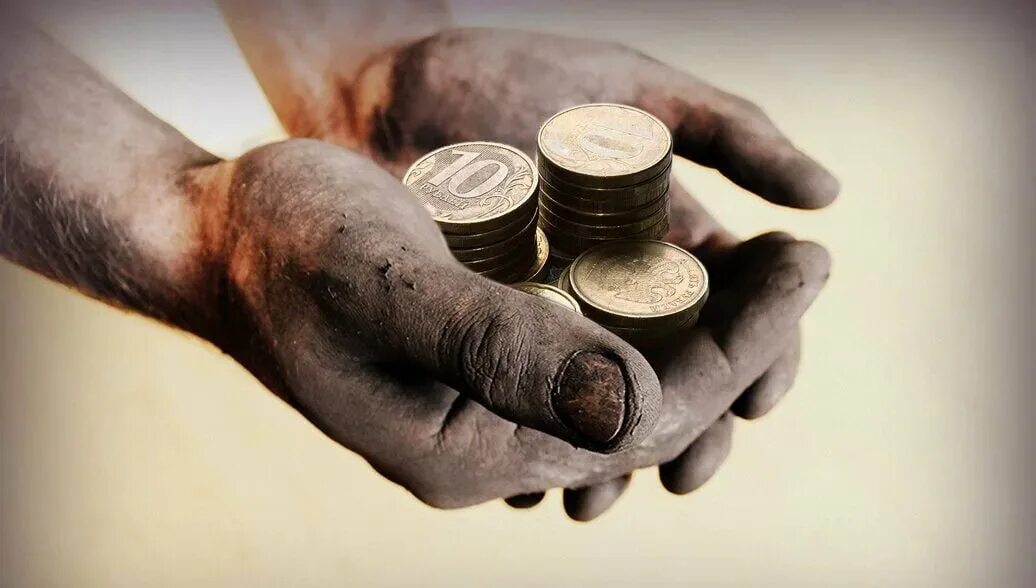 Монеты в грязных руках. Деньги в руках. Грязные руки чистые деньги. Рука с монетой.
