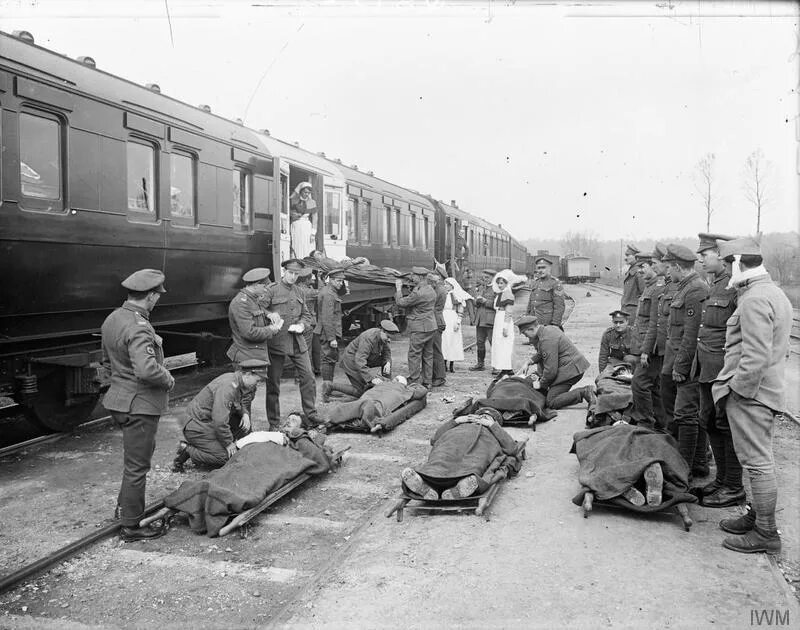 Поезд госпиталь. Санитарные поезда в годы войны 1941-1945. Санитарные поезда первой мировой войны. Санитарный эшелон в годы ВОВ. Санитарный поезд первая мировая.