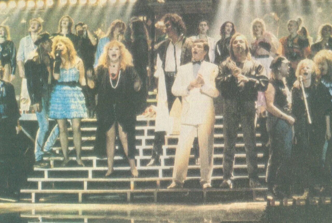 "рождественские встречи" аллы пугачевой (в гостях у "metro") / 2001. рождественские встречи 2002. рождественские встречи аллы пугачевой 1992. первые рождественские встречи. первые рождественские встречи.