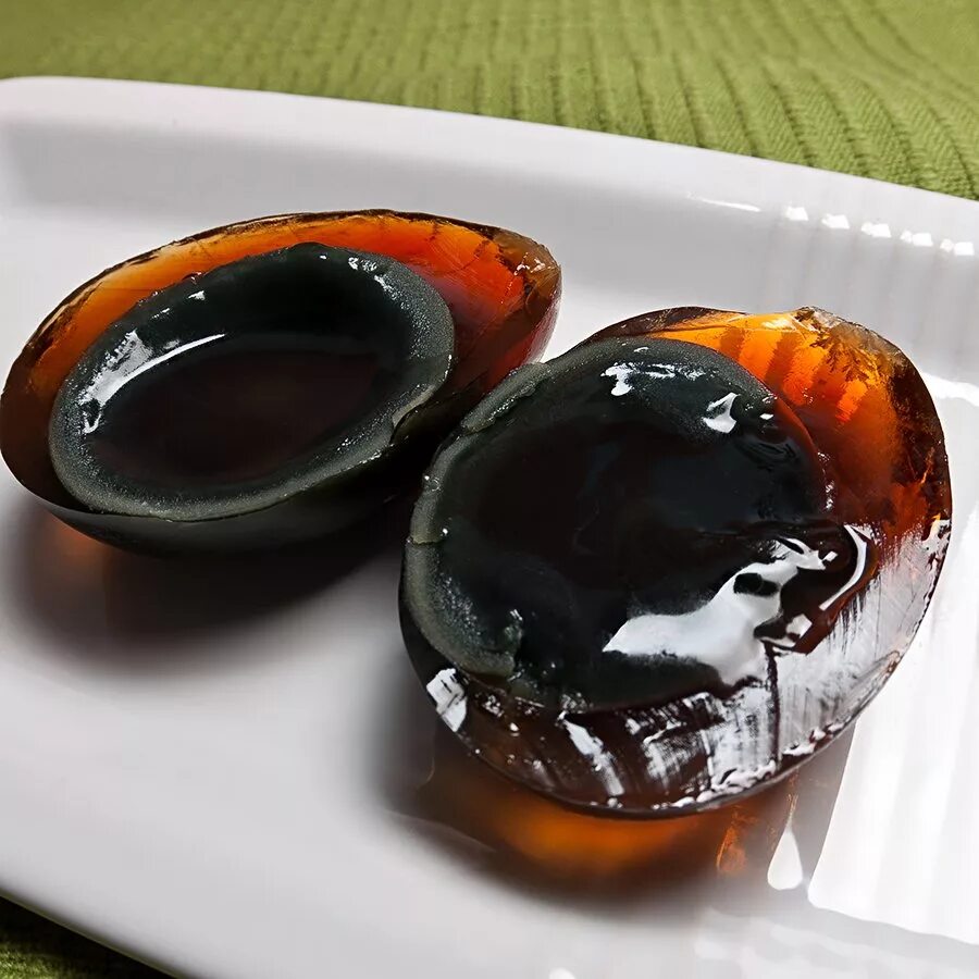 Столетние яйца китайский деликатес. Китайский деликатес тухлое яйцо. Столетние яйца китайский деликатес. Китайский деликатес тухлое яйцо. Тухлый деликатес.