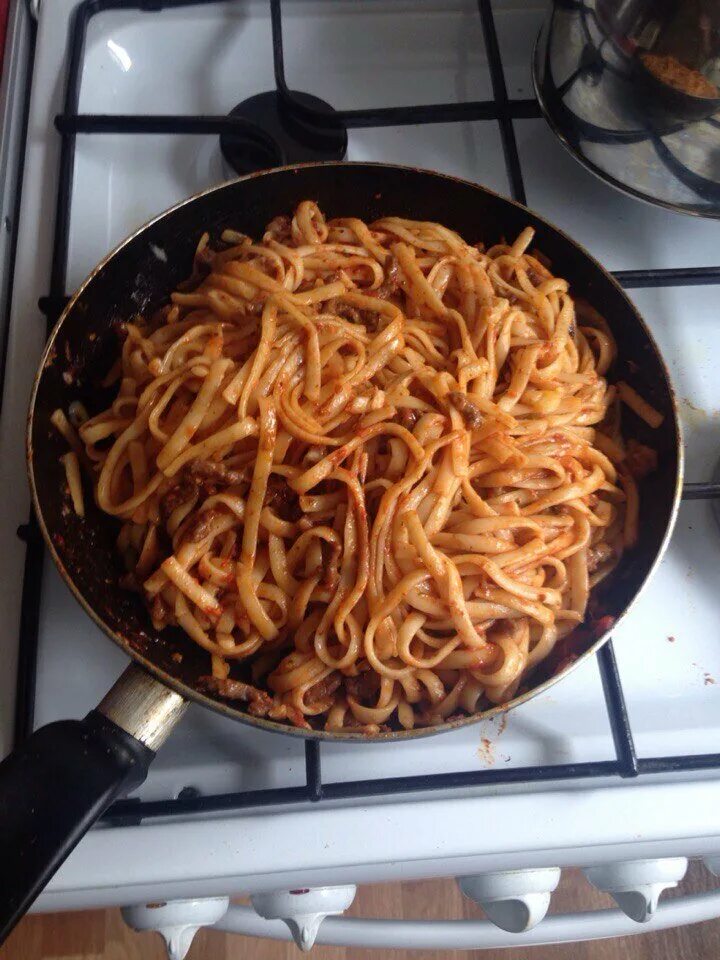 Жареные макароны. Спагетти в сковородке. Жареное мясо с макаронами. Макароны с фаршем на сковороде.