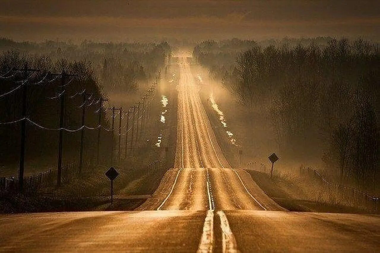 Легкая пыль несется по дороге далеко. Дорога. Дорога уходящая вдаль. Одинокая дорога. В пути.