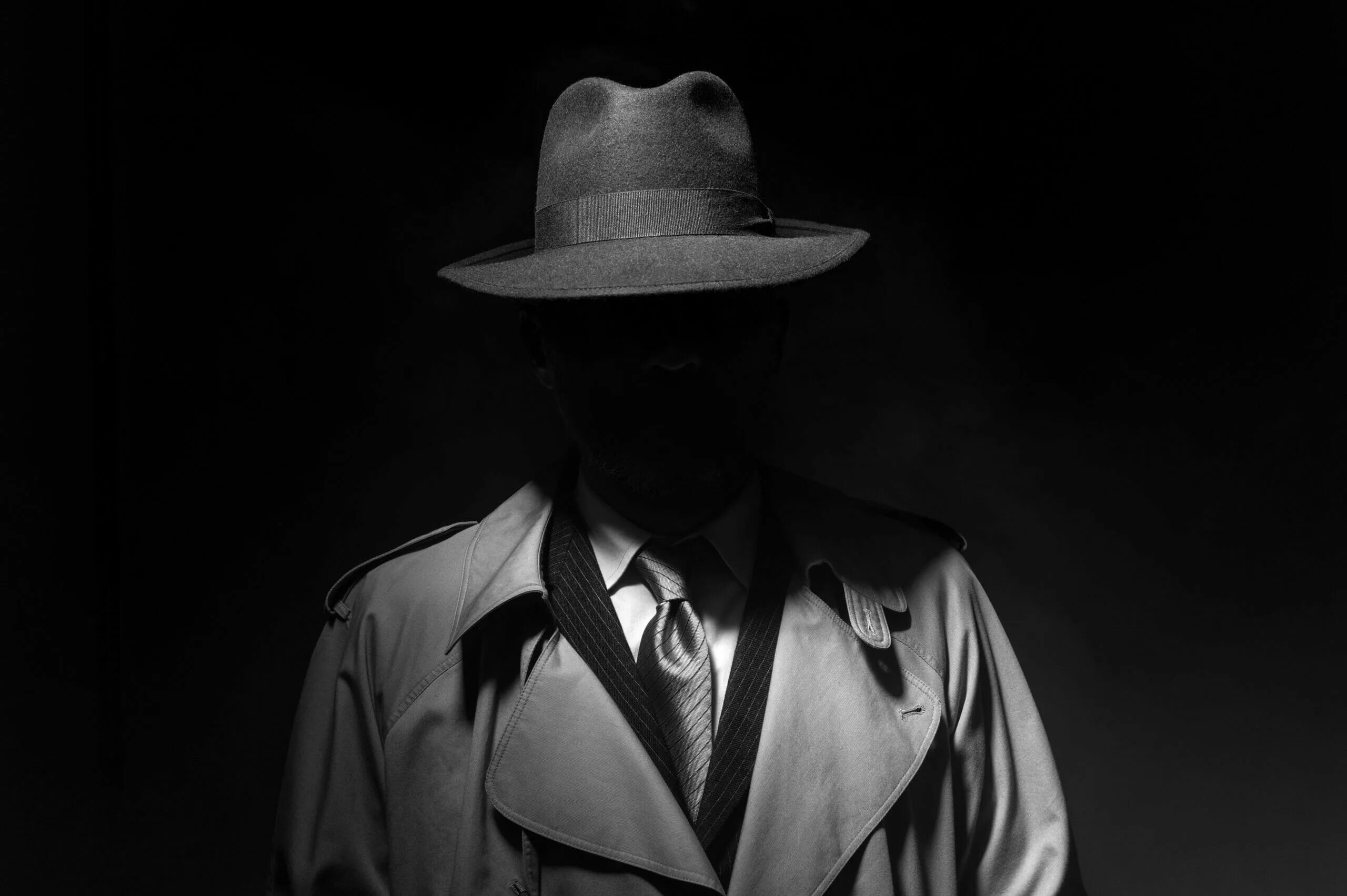 Коза Ностра. Детектив в плаще и шляпе. Мужчина в плаще и шляпе. Таинственный чужак