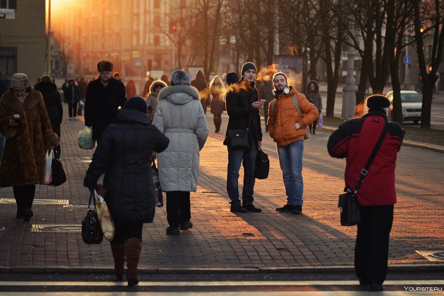 Хлопки на улице. Люди на улице. Прохожие люди на улице. Люди в городе. Толпа людей на улице.