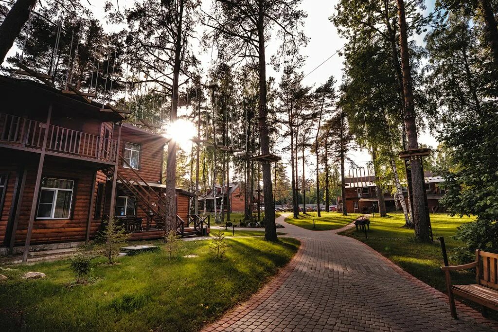 Загородные отели в ленинградской. Загородный дом Жемчужина Лосево. Отель Жемчужина Лосево. Загородный клуб Жемчужина в Лосево. Турбаза Жемчужина Лосево.