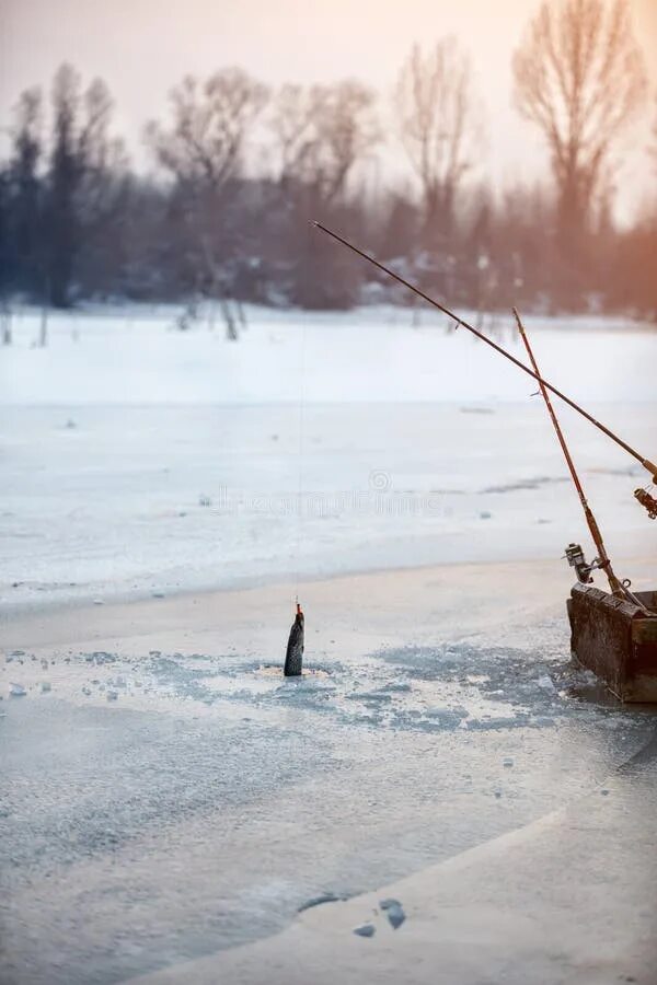 Relax frozen удочка. Прорубь для рыбалки. Зимняя рыбалка картинки. Зимняя рыбалка подо льдом. Зимняя рыбалка фон.