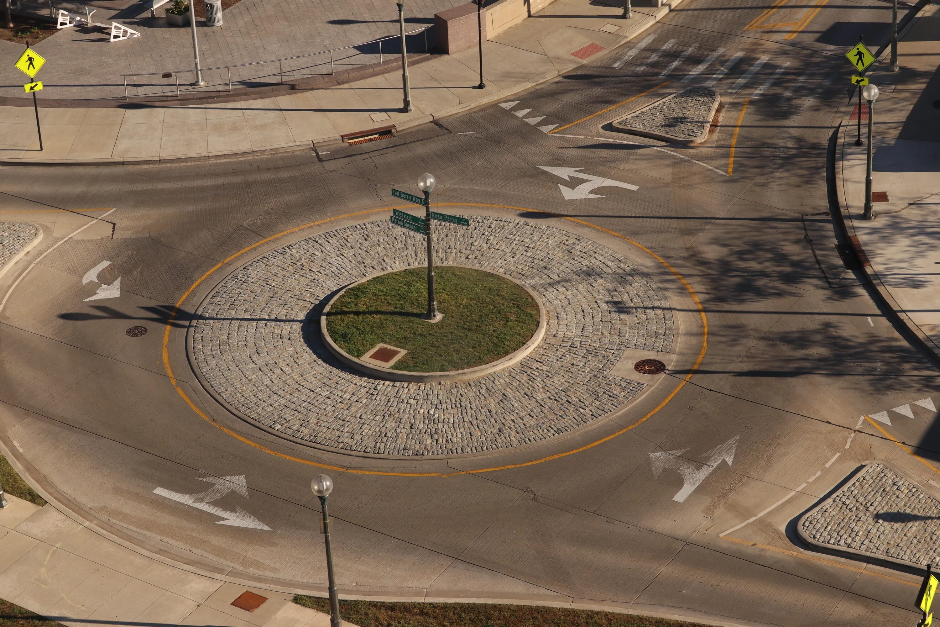 Движение городского в реальном времени. Roundabout кольцевой перекрёсток. Освещение кругового движения. Круговое движение. Круговые дороги.