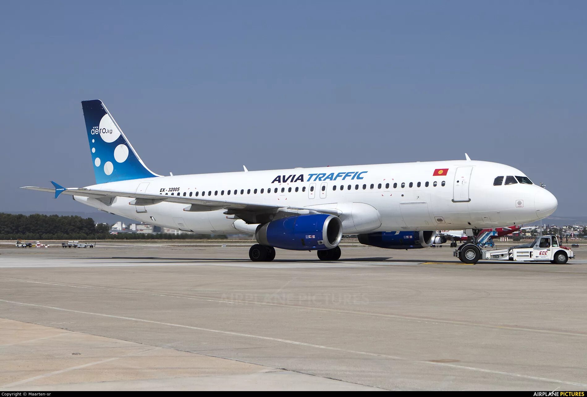 Avia traffic company боинг 737-300. Домодедово авиатрафик. Воздушный транспорт киргизии. Авиатрафик самолет. Самолет рейс yk 966.