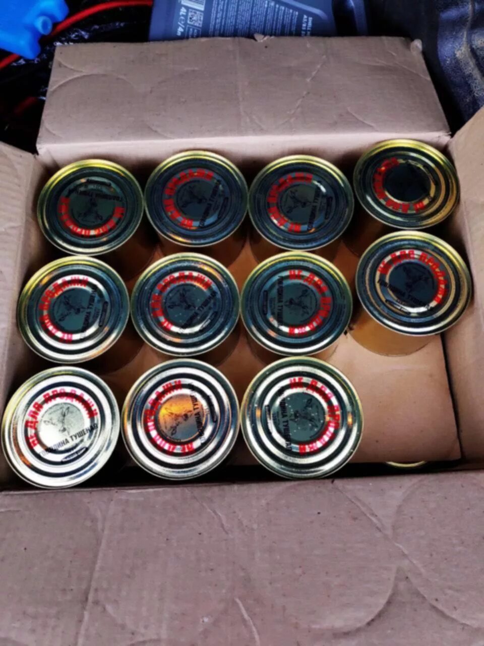 Три одинаковых ящика мясных консервов