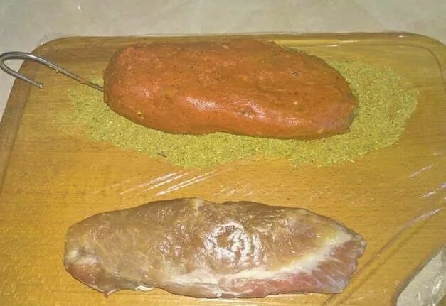 Хранение бастурмы. Кусок мяса для бастурмы. бастурма из свинины. сушка бастурмы в холодильнике.