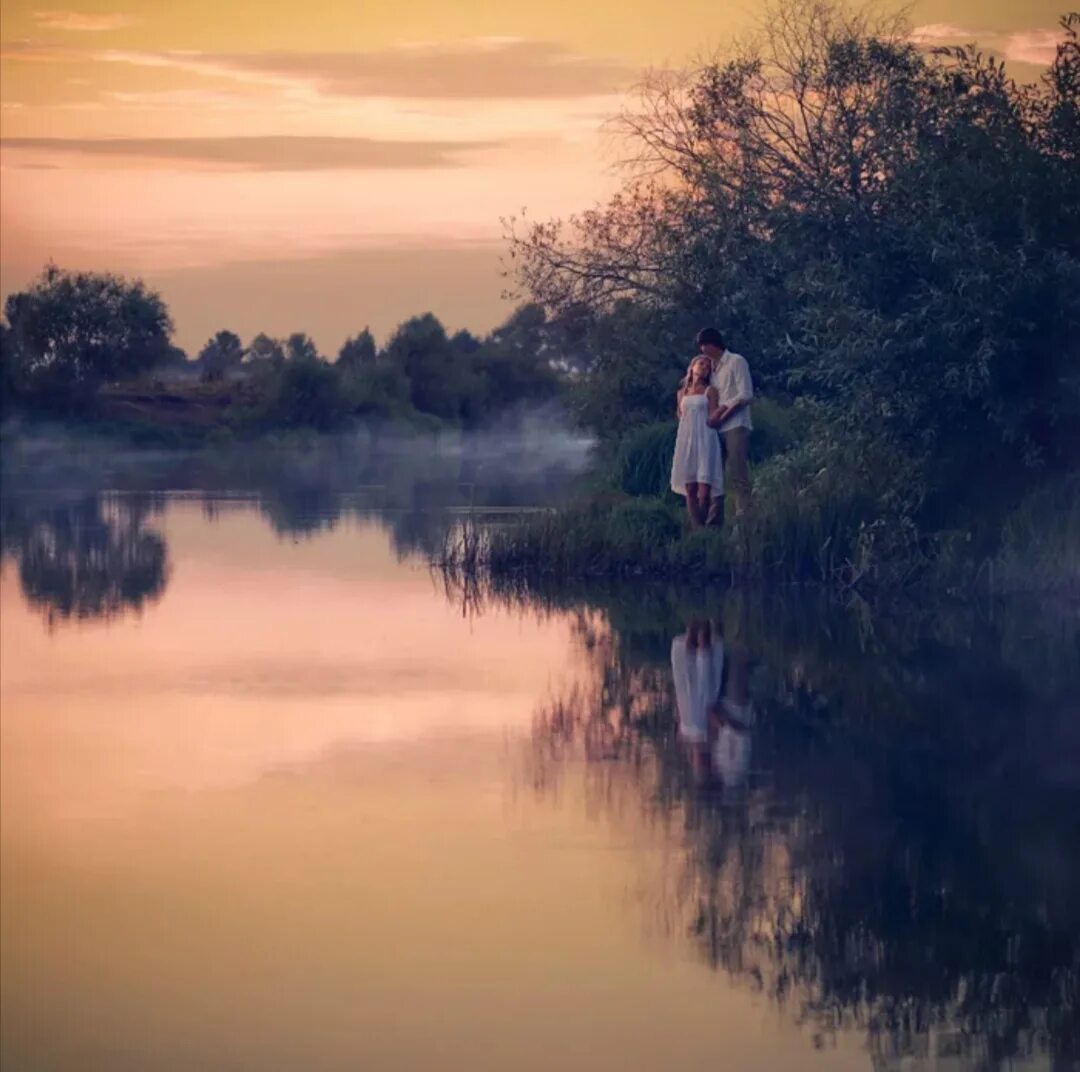 Фотосессия в водоеме. Пара на берегу озера. Фотосессия в воде. Человек на берегу реки. У реки у реки гуляют девушки.