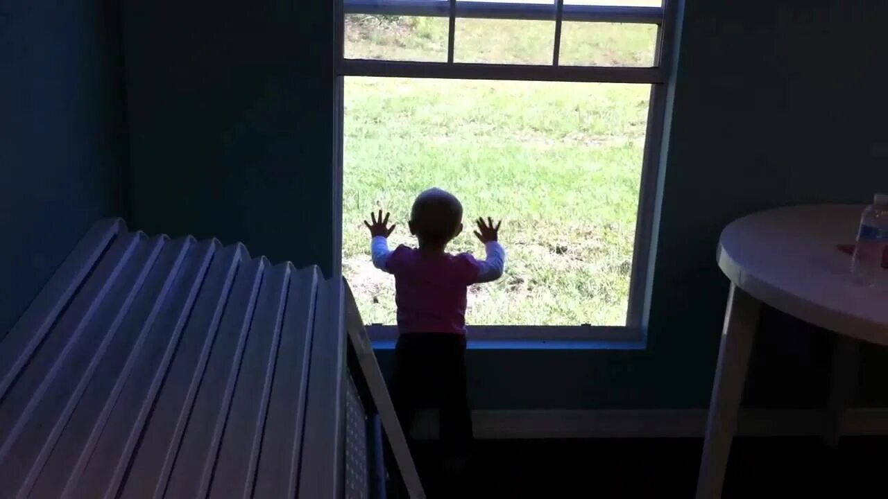 Сонник выпал из окна. Из окна. Выпрыгивать из окна с ребенком во сне.