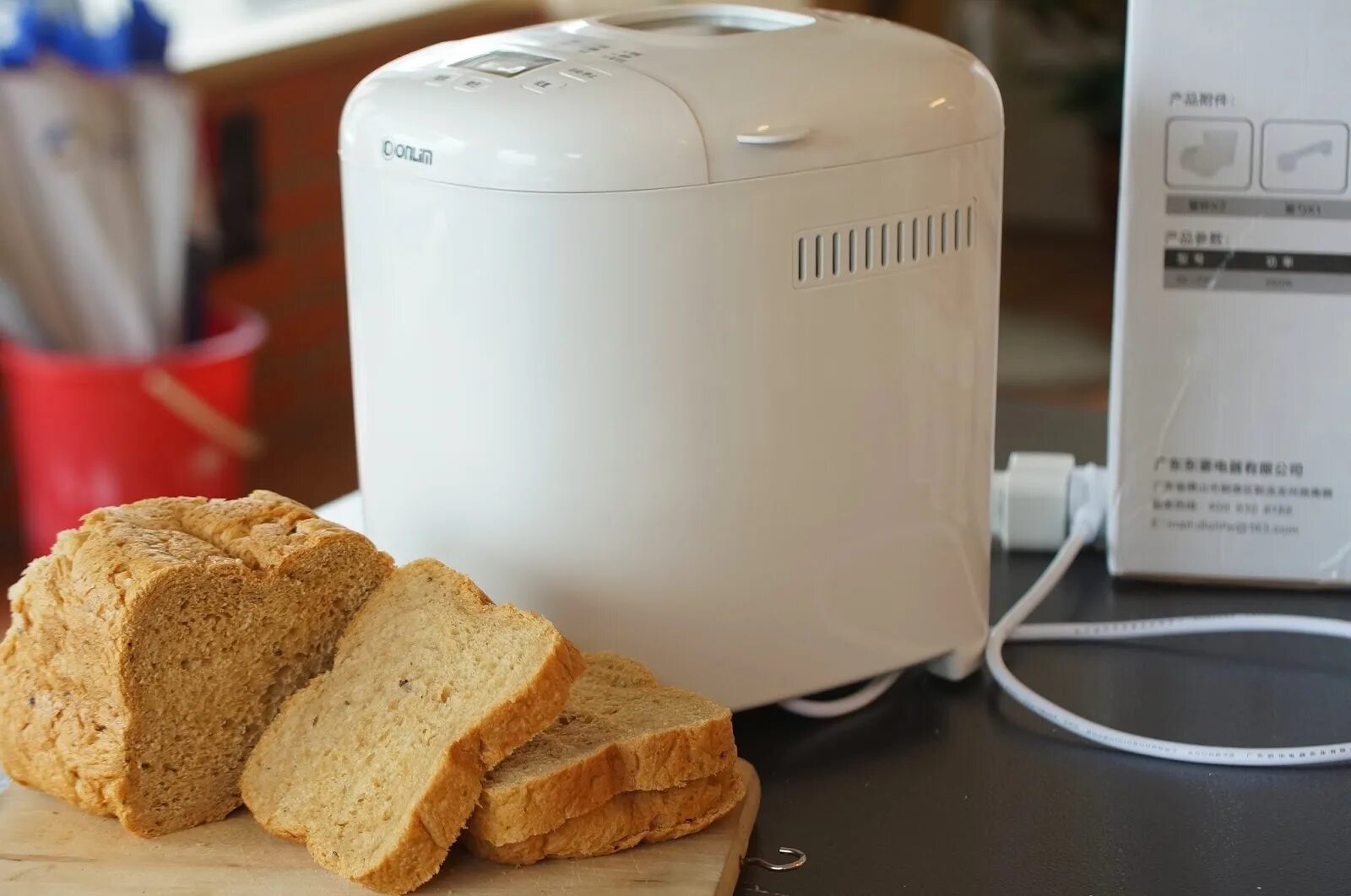 Лучшие для замеса теста. Хлебопечка Hugin Bread Master HB-10w. Хлебопечь the Bread Machine. Хлебопечка круглая с замесом. Хлебопечка Delonghi BDM 755 S.