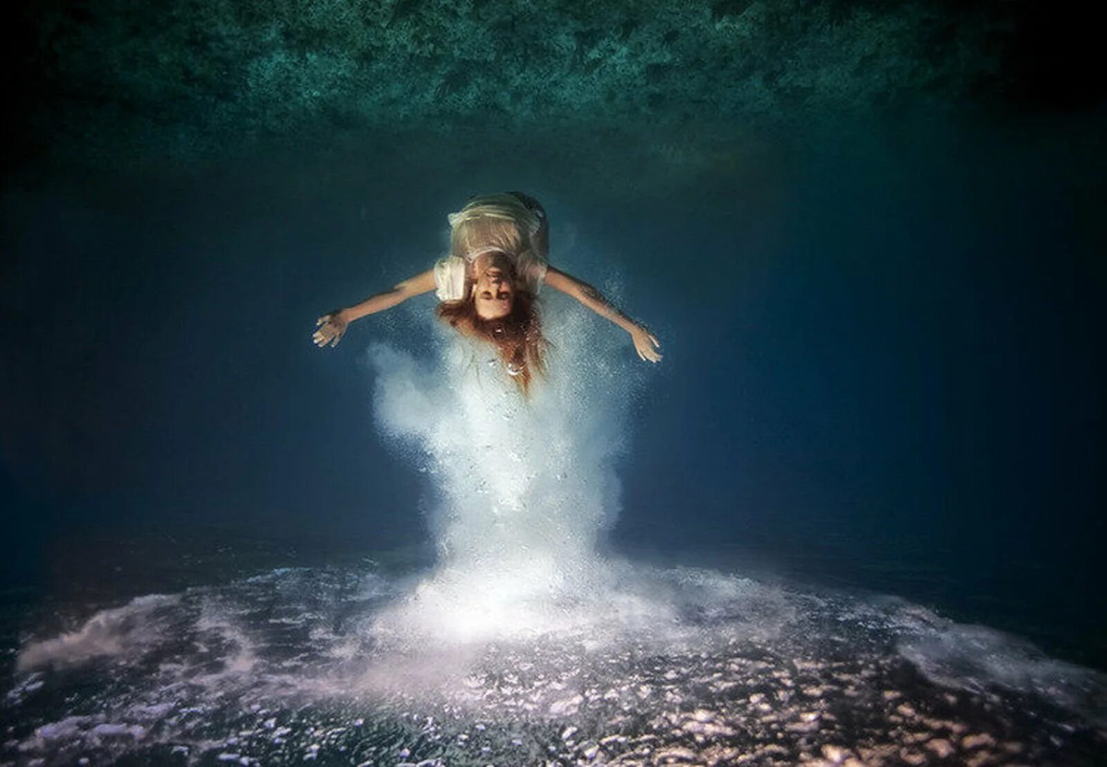 Над водой жизнь. Елена калис фотограф. девушка погружается в воду. девушка под водой ныряет. девушка ныряет в океан.