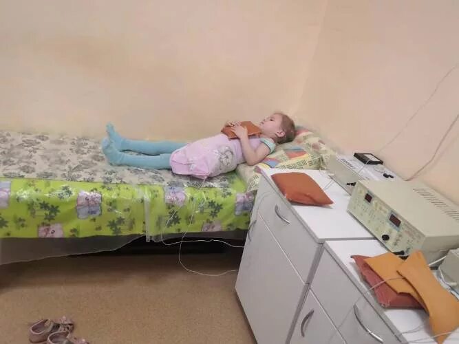 Ребенок в палате. Можно ли лежать с ребенком в больнице. Детки лежат в больнице. Дети в больнице в палатах. Детки лежат в больнице.