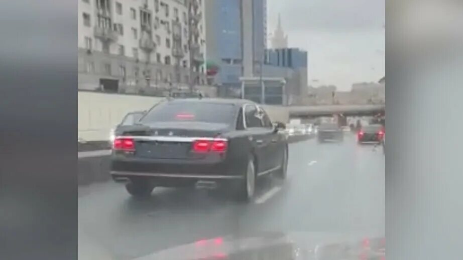 Таксист и цзиньпин. Лимузины Hongqi n701. Автомобиль си Цзиньпина. Автомобиль Hongqi си. Машина си Цзиньпина красное Знамя.