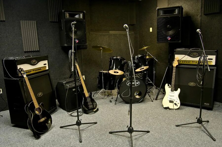 Музыкальное оборудование. Музыкальная студия. Студия с музыкальными инструментами. Музыкальная аппаратура. Музыка барабан гитара