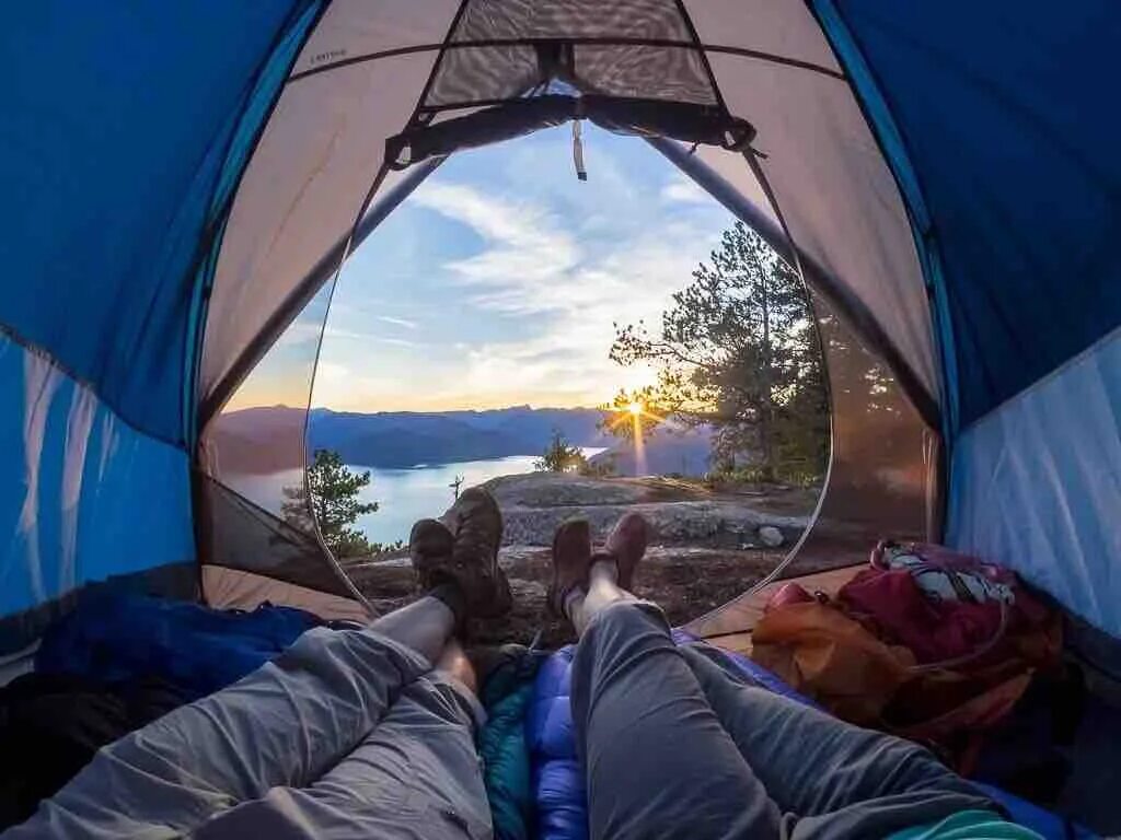 Travel camping. Красивый вид из палатки. Палатка на природе. Поход с палатками. Романтика в палатке.