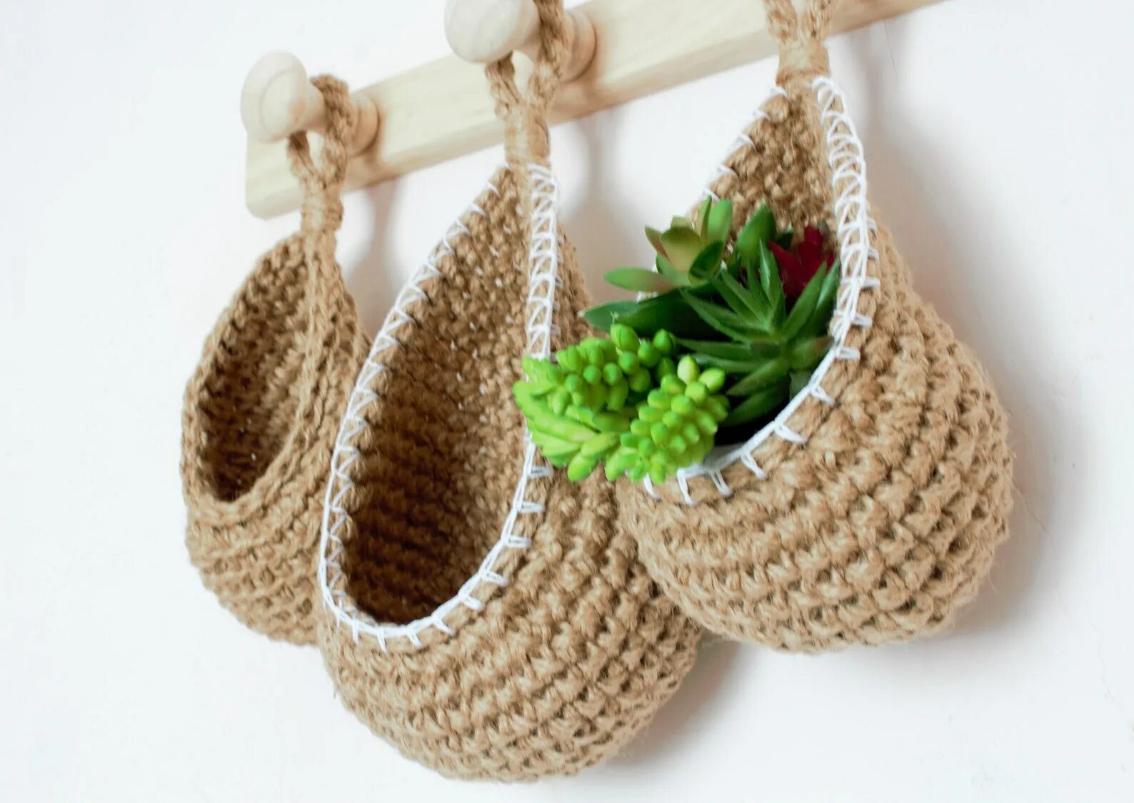 Вязаная подвесная корзина крючком. Подвесная корзина крючком. Корзинка на кроватку из хлопкового шнура. Подвесная корзина крючком. Кармашки для кровати связать.